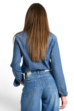 Modella di spalle indossa camicia GDD Fashion Paula in denim medium light stonewash con dettagli stile texana