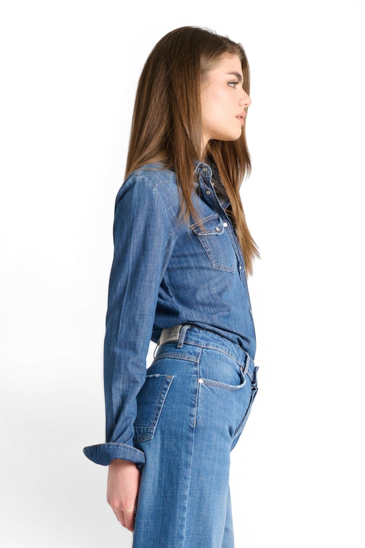 Modella indossa camicia GDD Fashion Paula in denim medium light stonewash con dettagli western e vestibilità comoda