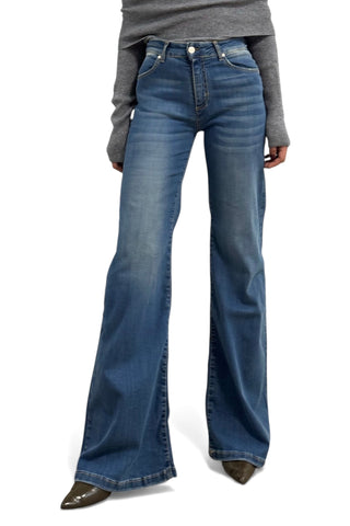 Jeans Blue flared denim stretch - dettaglio gamba svasata dal ginocchio
