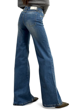 Jeans Blue flared denim stretch - dettaglio laterale vestibilità universale
