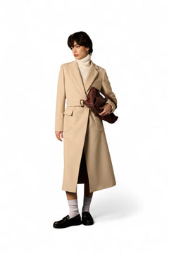 Cappotto Sidney - dettaglio cintura fibbia dorata valorizza silhouette
