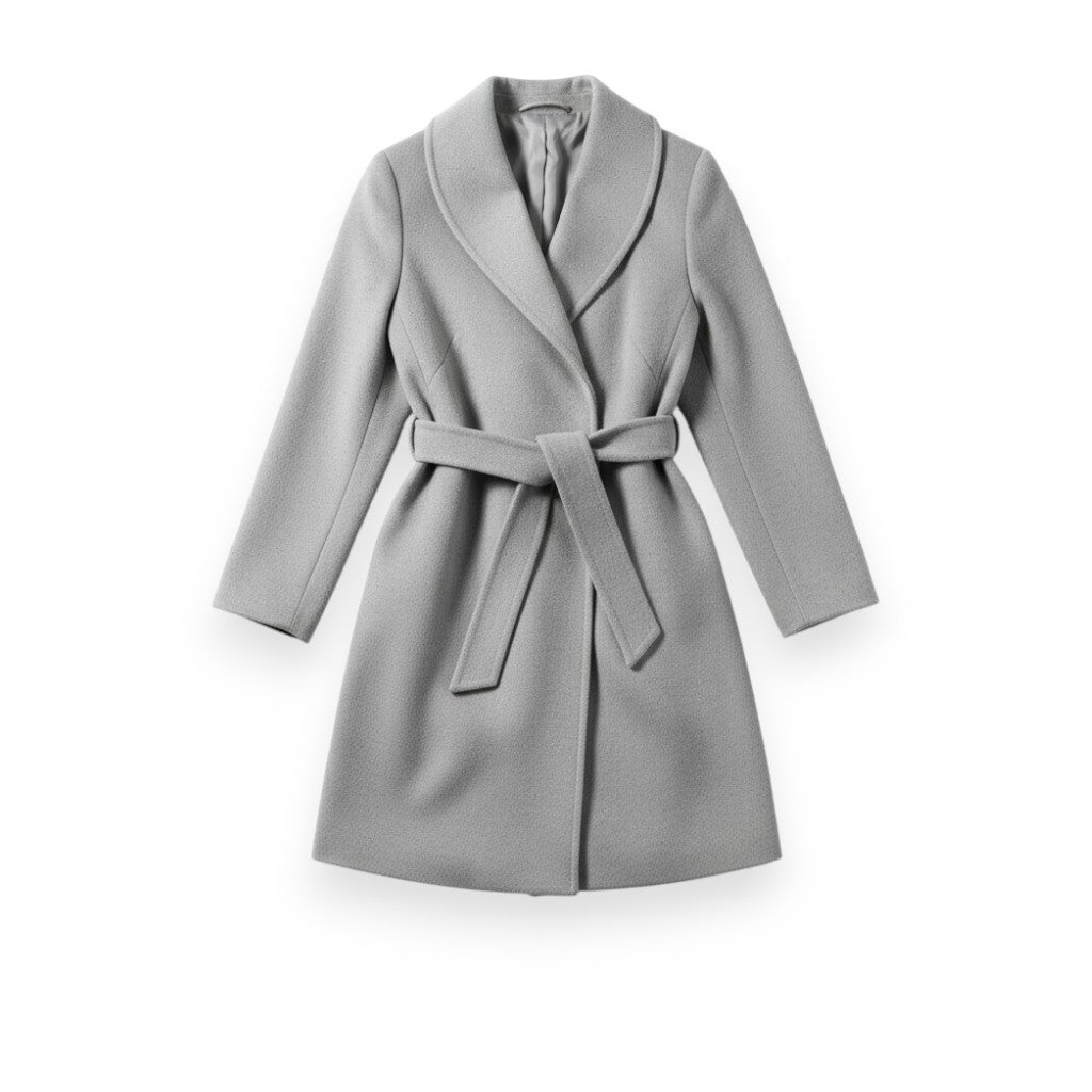 Cappotto Sonya con collo sciallato e fusciacca in vita - vista frontale elegante
