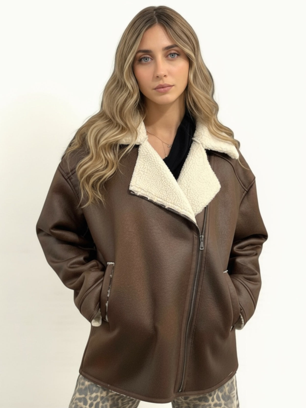 Montone Tessa teddy contrasto - styling completo look dal casual al sobrio
