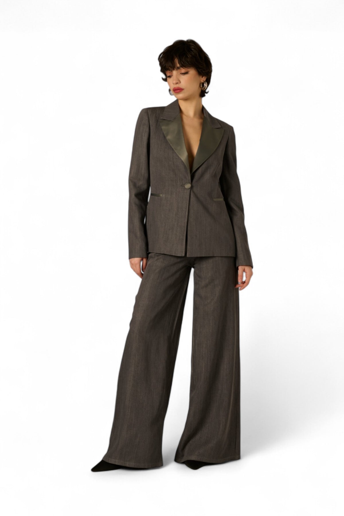 Giacca Tilda rever in raso total look - vista frontale dettaglio distintivo
